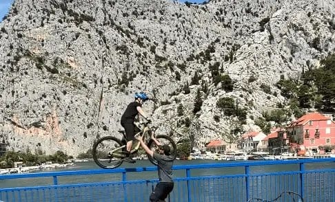 Turista u Hrvatskoj gurnuo muškarac u rijeku dok je vozio bicikl po ogradi mosta