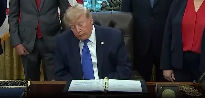 Trump zadrijemao pred kamerama, društvene mreže reagirale: bori se da ostane budan