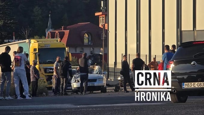 Automobil prevrnut na krovu drugog vozila u Sarajevu, tri osobe povrijeđene