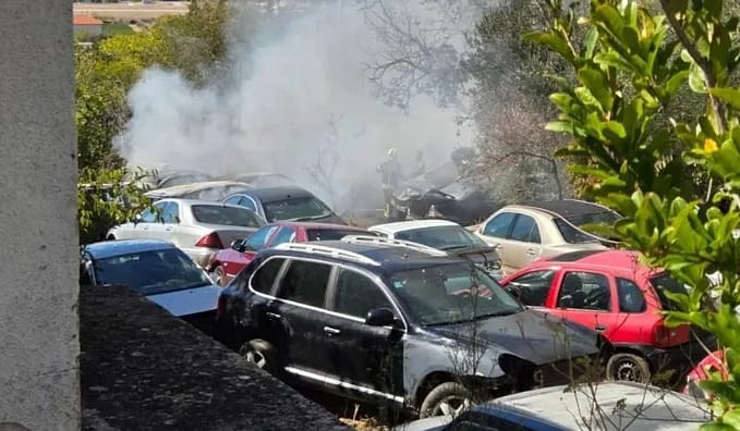 Veliki požar na auto otpadu u Hercegovini uništio više vozila