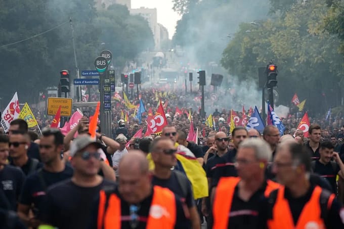Francuzi protestuju zbog troškova života, službenici i vatrogasci na ulicama
