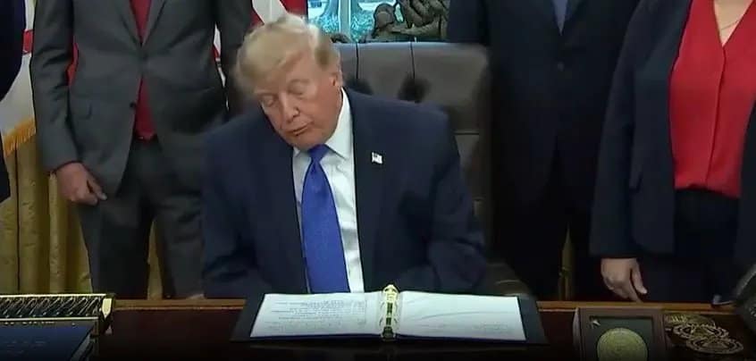 Trump zadrijemao pred kamerama, društvene mreže reagirale: bori se da ostane budan