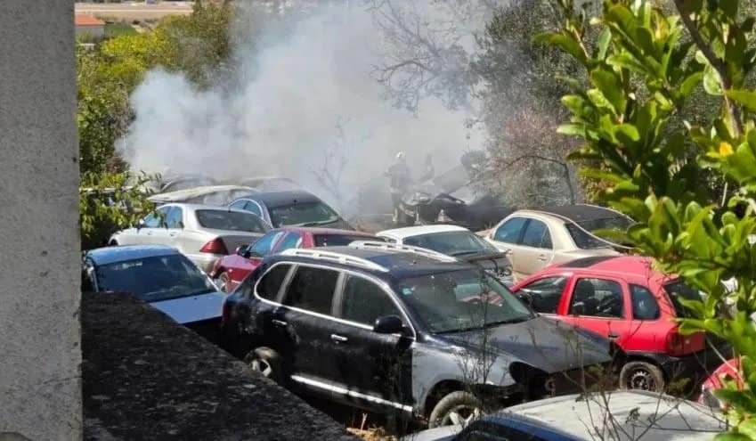 Veliki požar na auto otpadu u Hercegovini uništio više vozila
