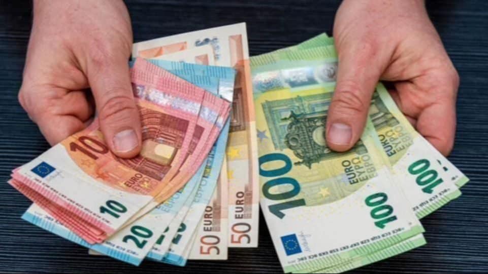 Euro oslabio prema dolaru, dostigao najniži nivo od maja 2025. godine